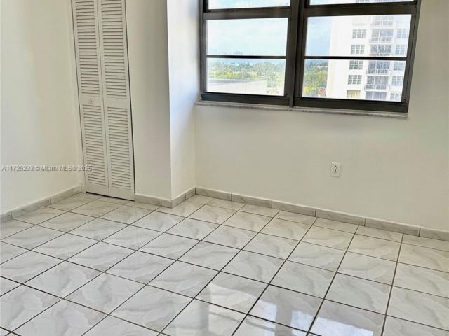 Apartment for rent  Unit #1011 - photo 5682220