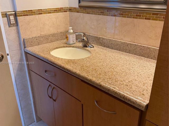 Apartment for rent  Unit #1011 - photo 5682224