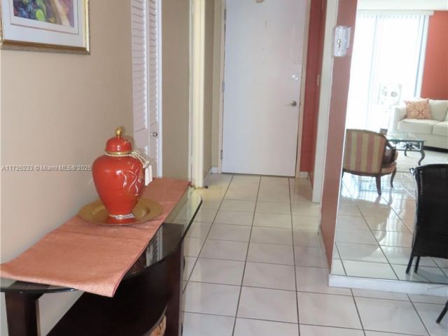 Apartment for rent  Unit #1011 - photo 5682225