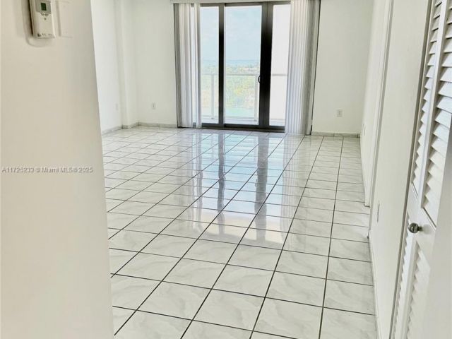 Apartment for rent  Unit #1011 - photo 5682229