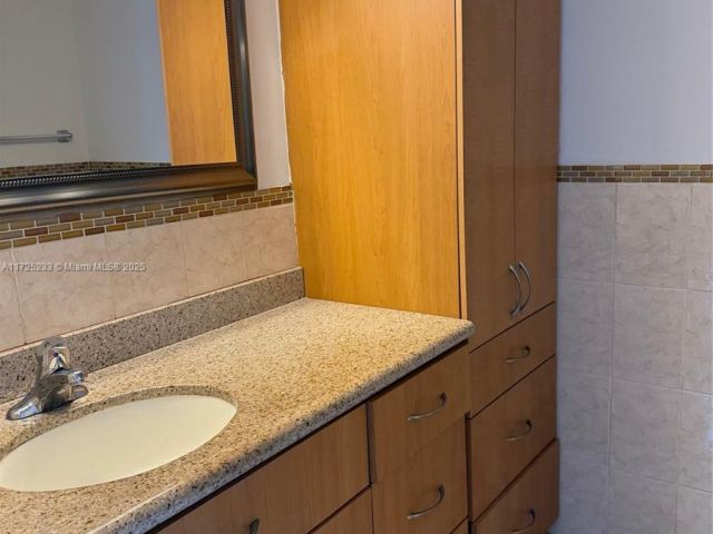 Apartment for rent  Unit #1011 - photo 7432547