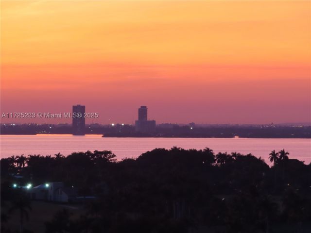 1-bedroom condo for rent in Miami Beach - 5701 Collins Ave 1011 - MondialRealty