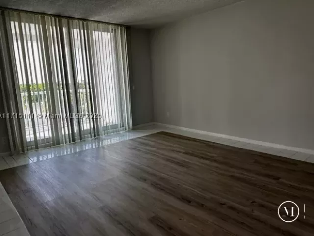 1-bedroom condo for sale in Miami Beach - 5401 Collins Ave 223 - MondialRealty
