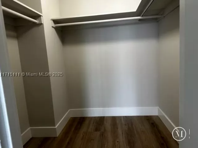 1-bedroom condo for sale in Miami Beach - 5401 Collins Ave 223 - MondialRealty