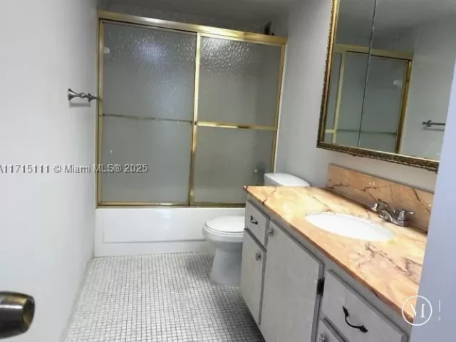 1-bedroom condo for sale in Miami Beach - 5401 Collins Ave 223 - MondialRealty