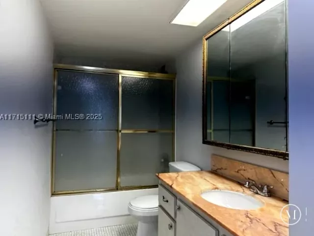 1-bedroom condo for sale in Miami Beach - 5401 Collins Ave 223 - MondialRealty