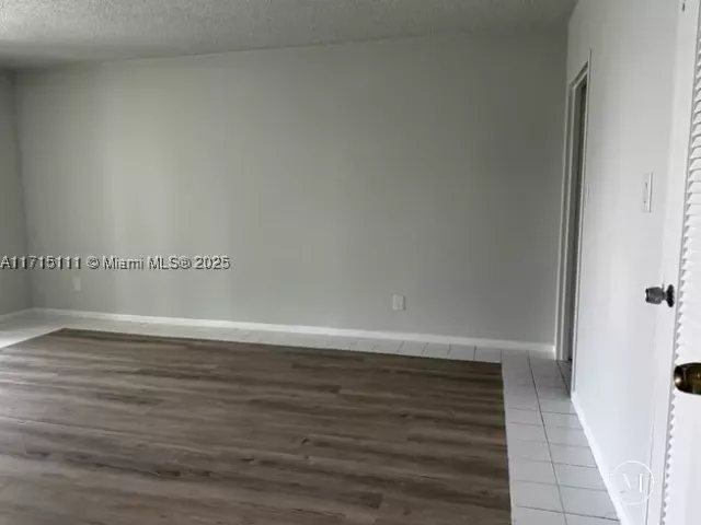 1-bedroom condo for sale in Miami Beach - 5401 Collins Ave 223 - MondialRealty