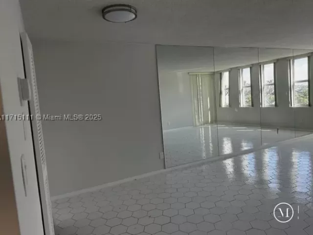 1-bedroom condo for sale in Miami Beach - 5401 Collins Ave 223 - MondialRealty