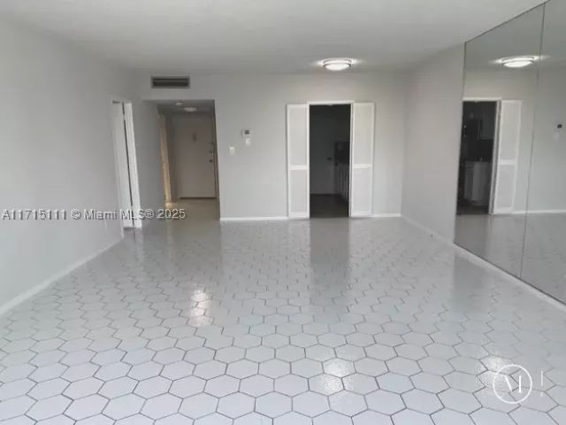 1-bedroom condo for sale in Miami Beach - 5401 Collins Ave 223 - MondialRealty