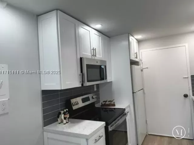 1-bedroom condo for sale in Miami Beach - 5401 Collins Ave 223 - MondialRealty