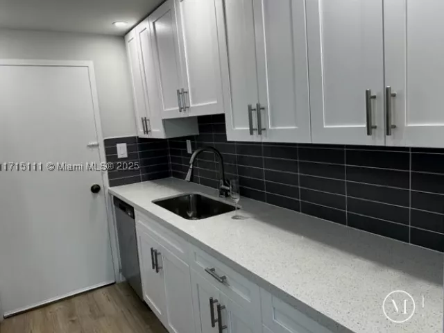 1-bedroom condo for sale in Miami Beach - 5401 Collins Ave 223 - MondialRealty