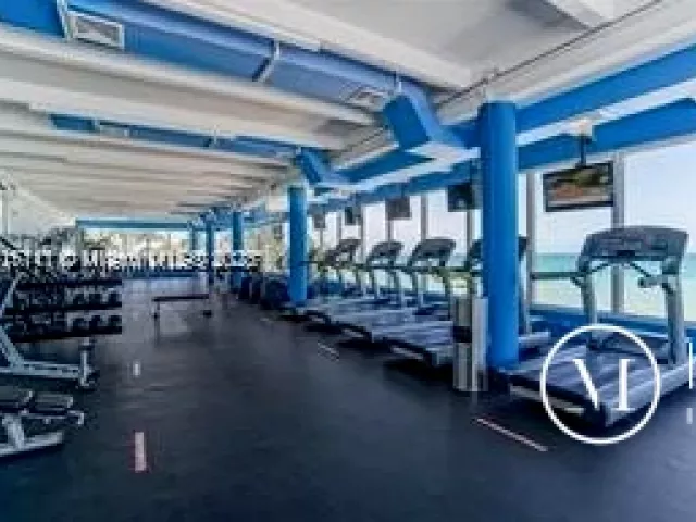 1-bedroom condo for sale in Miami Beach - 5401 Collins Ave 223 - MondialRealty
