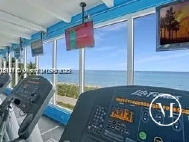 1-bedroom condo for sale in Miami Beach - 5401 Collins Ave 223 - MondialRealty