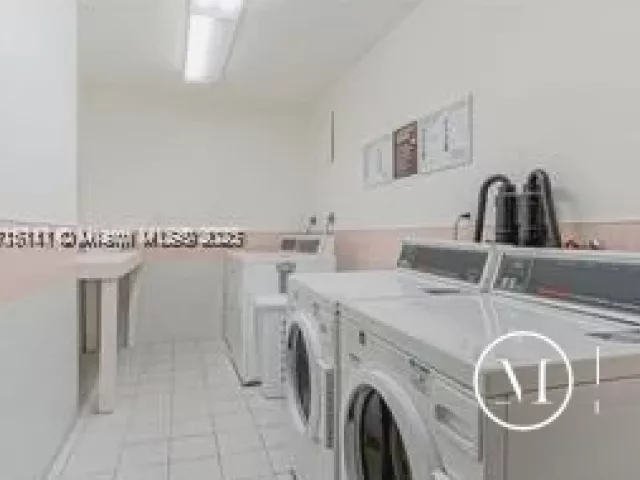 1-bedroom condo for sale in Miami Beach - 5401 Collins Ave 223 - MondialRealty