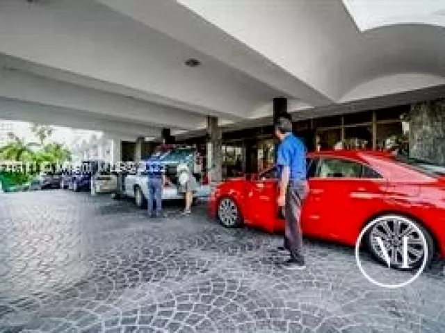 1-bedroom condo for sale in Miami Beach - 5401 Collins Ave 223 - MondialRealty