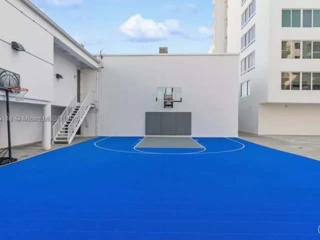 1-bedroom condo for sale in Miami Beach - 5401 Collins Ave 223 - MondialRealty