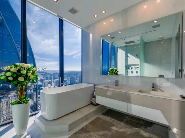 2-bedroom condo for sale in Sunny Isles Beach - 17141 Collins Ave 3602 - MondialRealty
