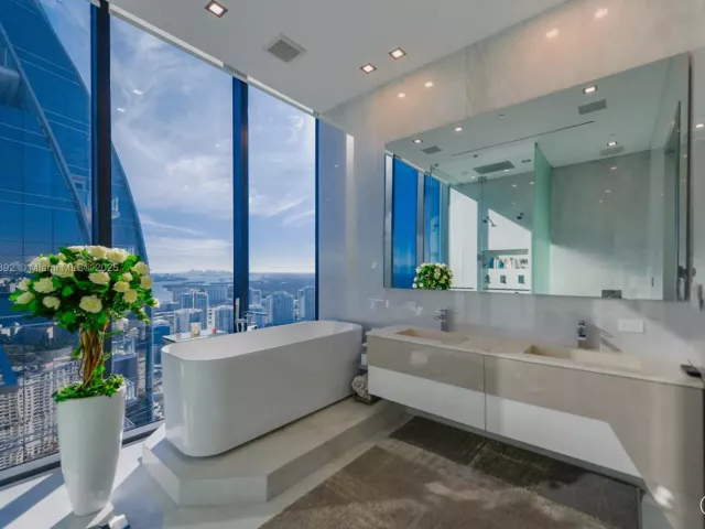 2-bedroom condo for sale in Sunny Isles Beach - 17141 Collins Ave 3602 - MondialRealty