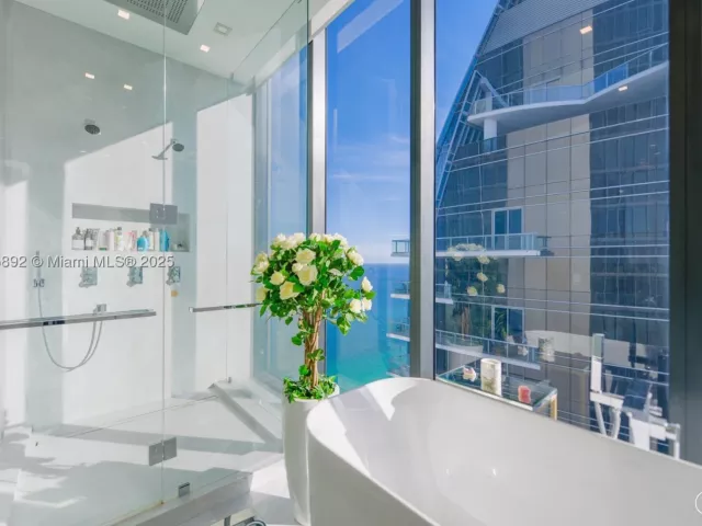 2-bedroom condo for sale in Sunny Isles Beach - 17141 Collins Ave 3602 - MondialRealty