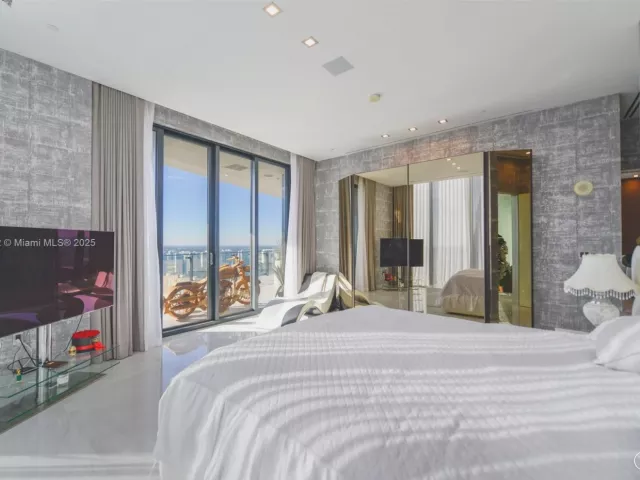 2-bedroom condo for sale in Sunny Isles Beach - 17141 Collins Ave 3602 - MondialRealty