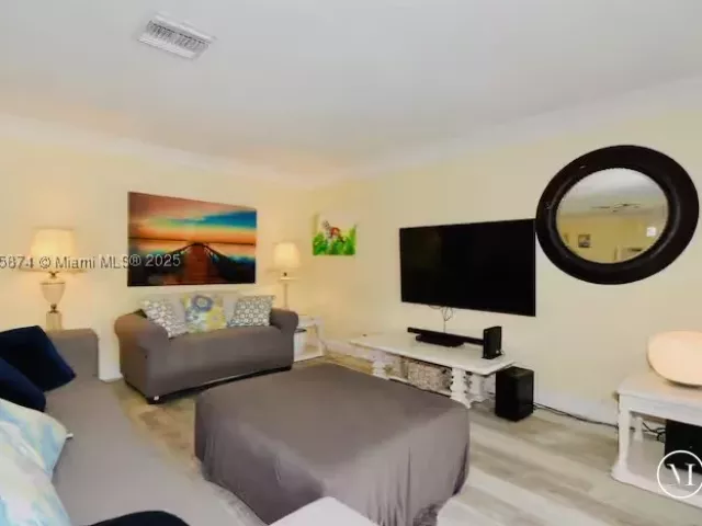 5-bedroom home for rent in Fort Lauderdale - 12 Isla Bahia Dr - MondialRealty