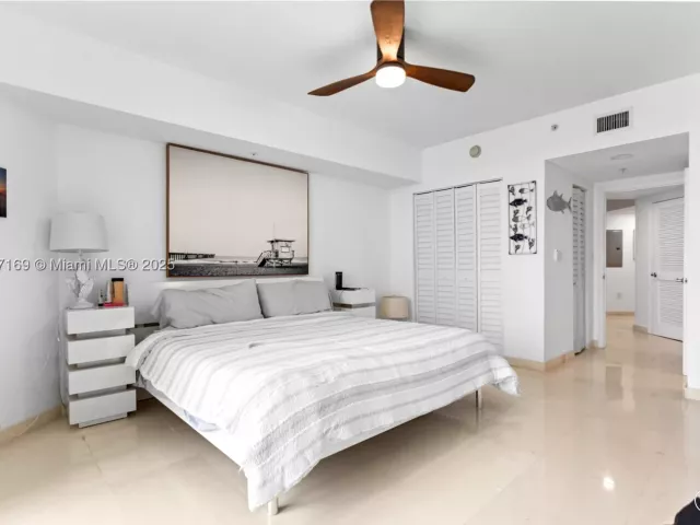 2-bedroom condo for sale in Sunny Isles Beach - 16699 Collins Ave 2709 - MondialRealty