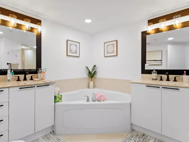 2-bedroom condo for sale in Sunny Isles Beach - 16699 Collins Ave 2709 - MondialRealty
