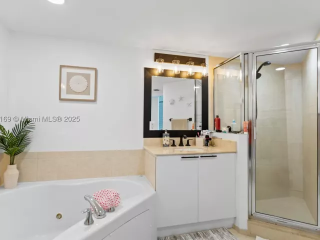 2-bedroom condo for sale in Sunny Isles Beach - 16699 Collins Ave 2709 - MondialRealty