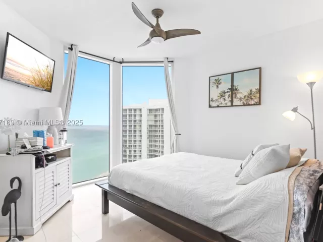 2-bedroom condo for sale in Sunny Isles Beach - 16699 Collins Ave 2709 - MondialRealty