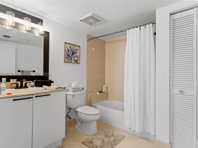 2-bedroom condo for sale in Sunny Isles Beach - 16699 Collins Ave 2709 - MondialRealty