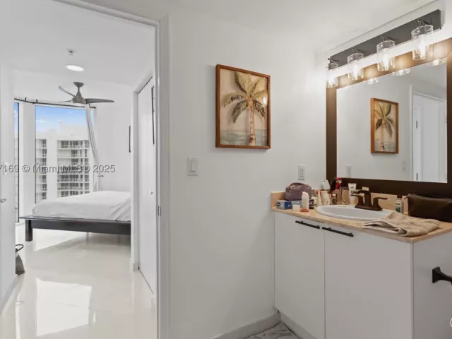 2-bedroom condo for sale in Sunny Isles Beach - 16699 Collins Ave 2709 - MondialRealty