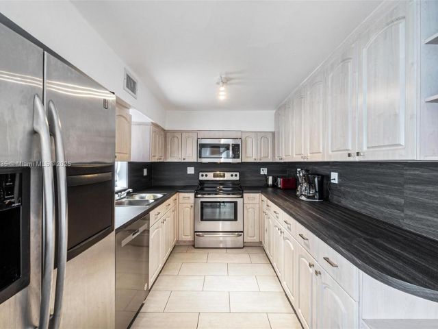 Home for rent at 1428 SW 11th Ter N/A - photo 5777994