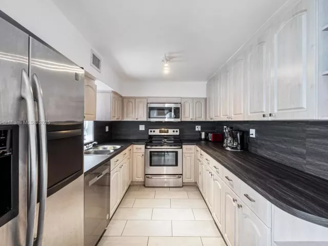 6-bedroom home for rent in Miami - 1428 SW 11th Ter N/A - MondialRealty