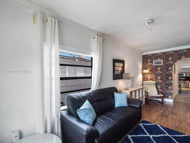 6-bedroom home for rent in Miami - 1428 SW 11th Ter N/A - MondialRealty