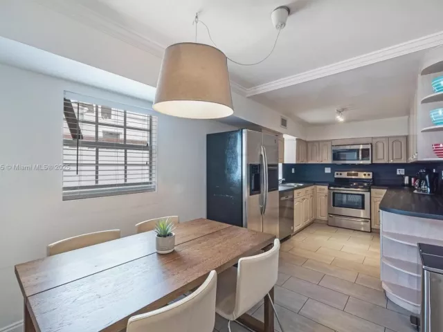 6-bedroom home for rent in Miami - 1428 SW 11th Ter N/A - MondialRealty