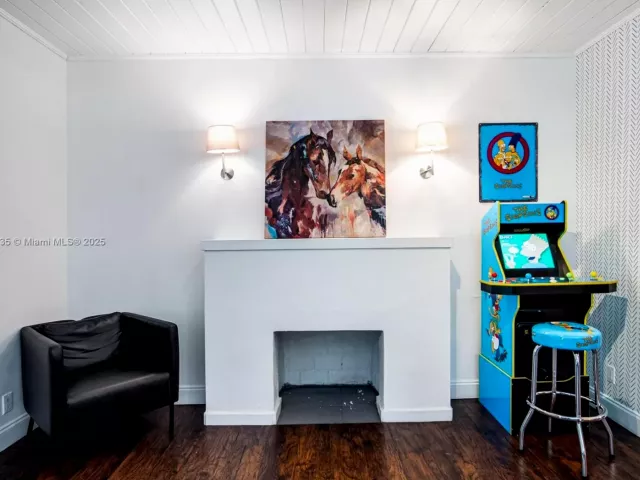 6-bedroom home for rent in Miami - 1428 SW 11th Ter N/A - MondialRealty