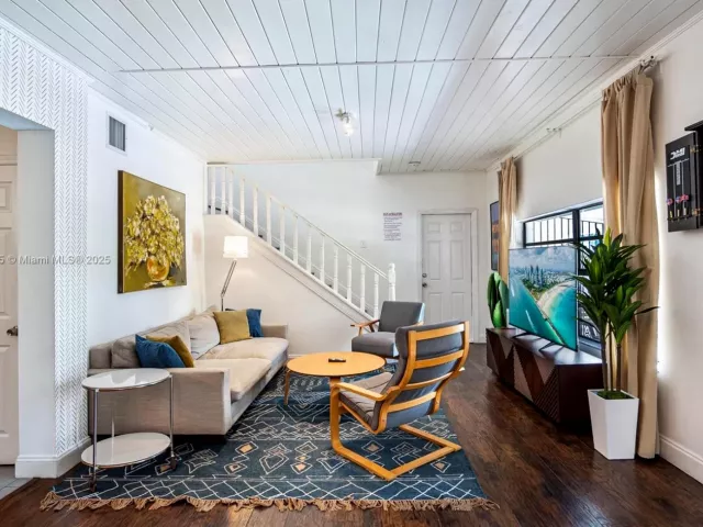 6-bedroom home for rent in Miami - 1428 SW 11th Ter N/A - MondialRealty