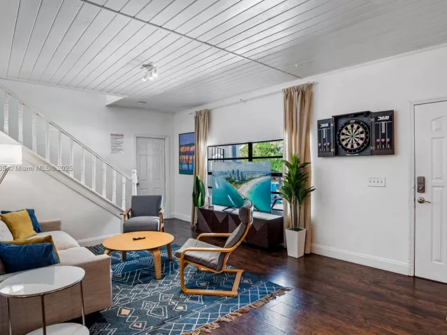 6-bedroom home for rent in Miami - 1428 SW 11th Ter N/A - MondialRealty