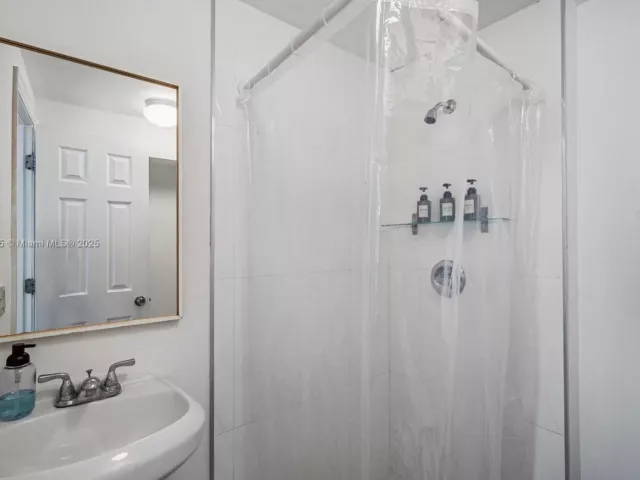 6-bedroom home for rent in Miami - 1428 SW 11th Ter N/A - MondialRealty