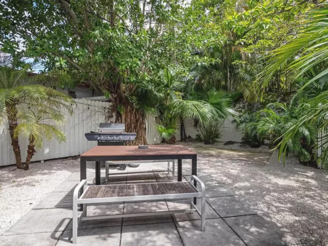 6-bedroom home for rent in Miami - 1428 SW 11th Ter N/A - MondialRealty