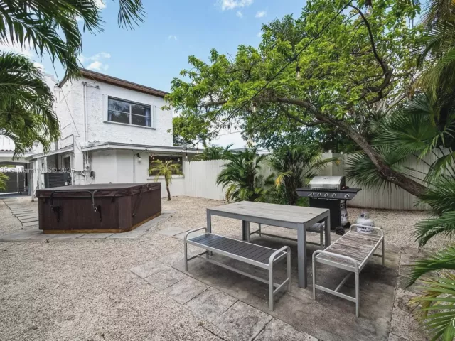 6-bedroom home for rent in Miami - 1428 SW 11th Ter N/A - MondialRealty