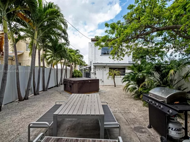 6-bedroom home for rent in Miami - 1428 SW 11th Ter N/A - MondialRealty