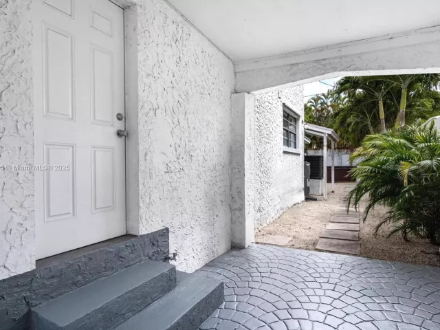 6-bedroom home for rent in Miami - 1428 SW 11th Ter N/A - MondialRealty