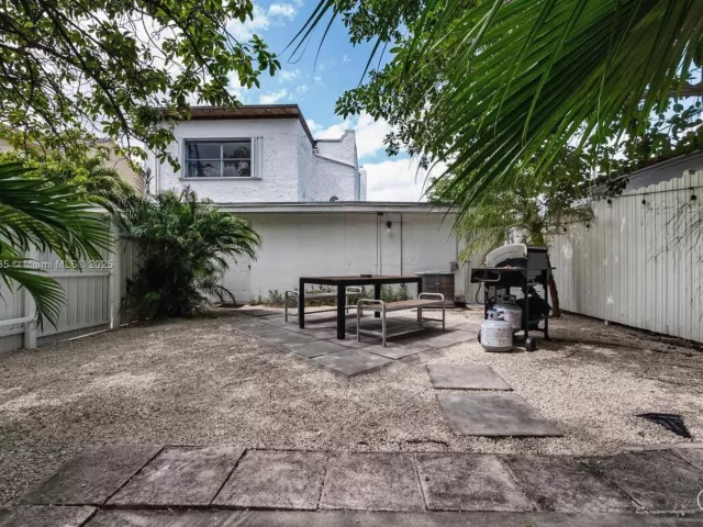 6-bedroom home for rent in Miami - 1428 SW 11th Ter N/A - MondialRealty