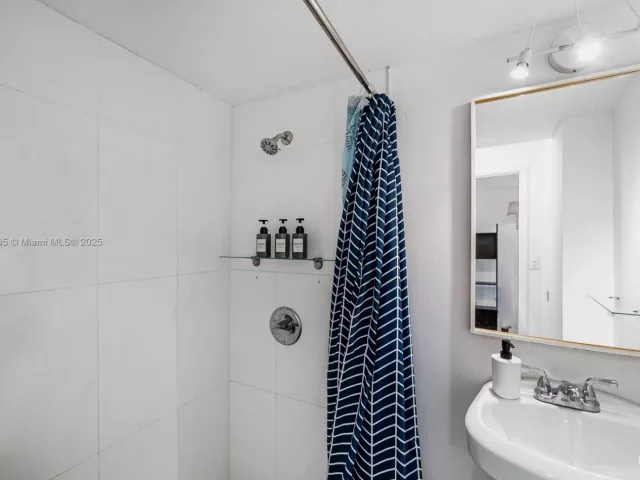 6-bedroom home for rent in Miami - 1428 SW 11th Ter N/A - MondialRealty