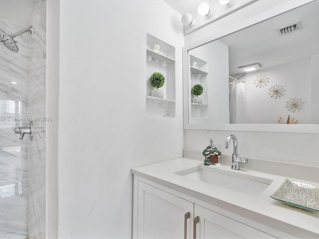 Apartment for sale  Unit #603 - photo 5717356