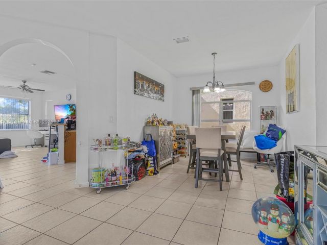 Home for sale at 3736 NE 9 CT - photo 5695245