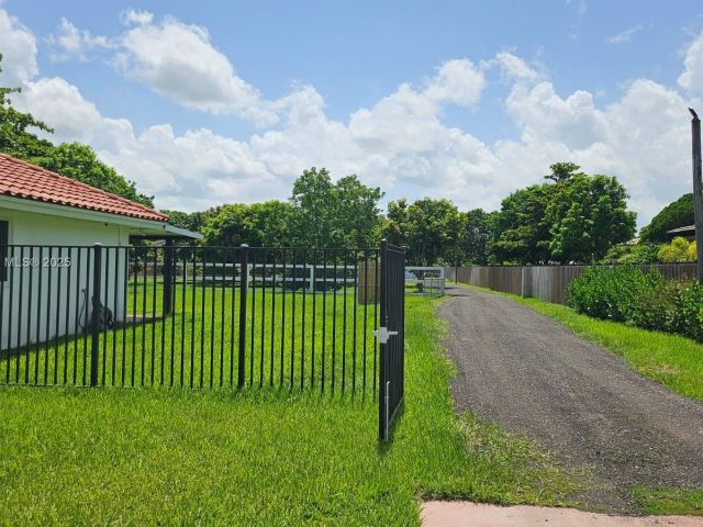 Home for sale at 16400 SW 173rd Ave - photo 6169099