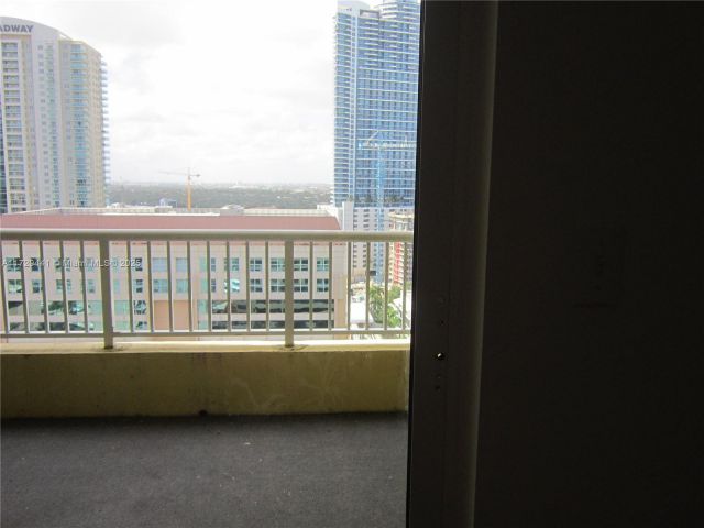 1-bedroom condo for sale in Miami - 170 SE 14th St 2306 - MondialRealty