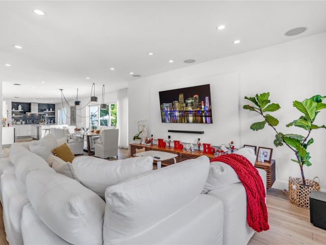 Home for rent at 290 E Shore Dr E - photo 5846082